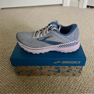 Size 6.5 Adrenaline GTS 22 Brooks, very gently used, light purple and blue